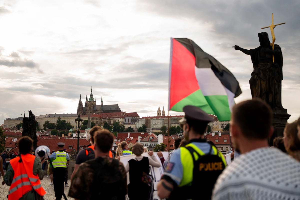 „Terorismus podporuje česká vláda, ne propalestinští aktivisté.“ Prahou prošla demonstrace na podporu Jesuse 1 dsc05179 scaled e1752735554912