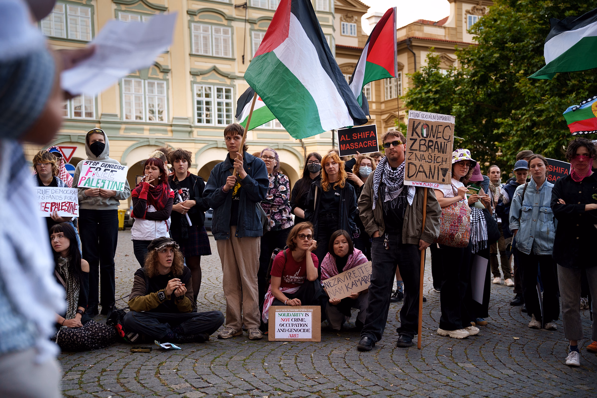 „Terorismus podporuje česká vláda, ne propalestinští aktivisté.“ Prahou prošla demonstrace na podporu Jesuse 14 dsc05425 scaled e1752736000637