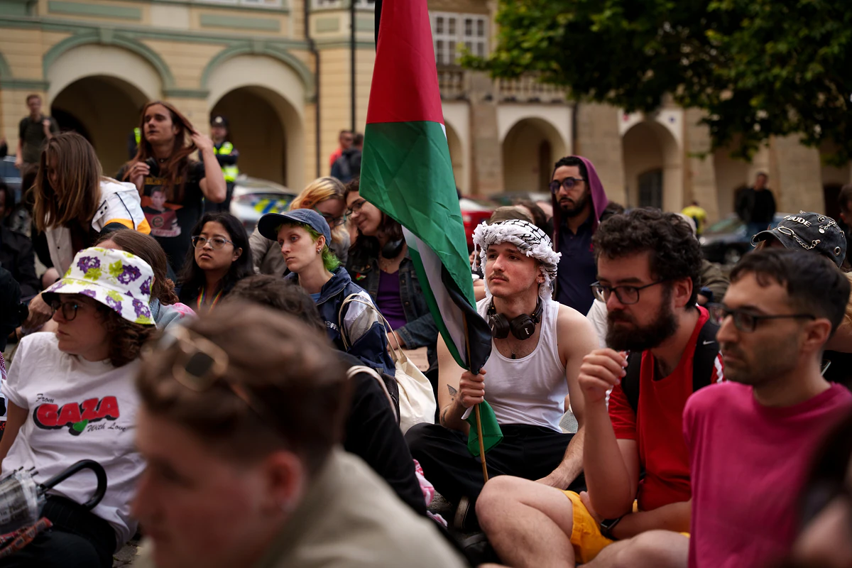 „Terorismus podporuje česká vláda, ne propalestinští aktivisté.“ Prahou prošla demonstrace na podporu Jesuse 7 dsc05494 scaled e1752735795164