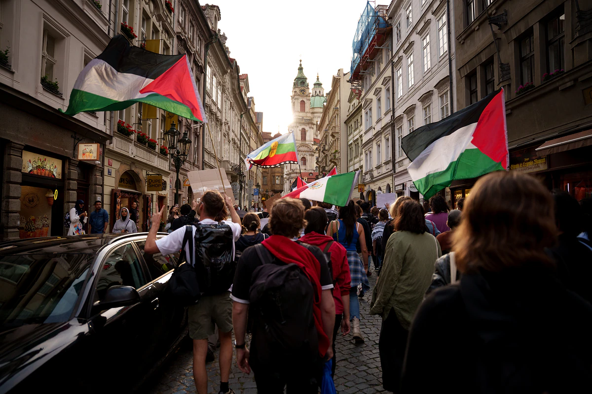 „Terorismus podporuje česká vláda, ne propalestinští aktivisté.“ Prahou prošla demonstrace na podporu Jesuse 2 tit 1 scaled e1752735625174