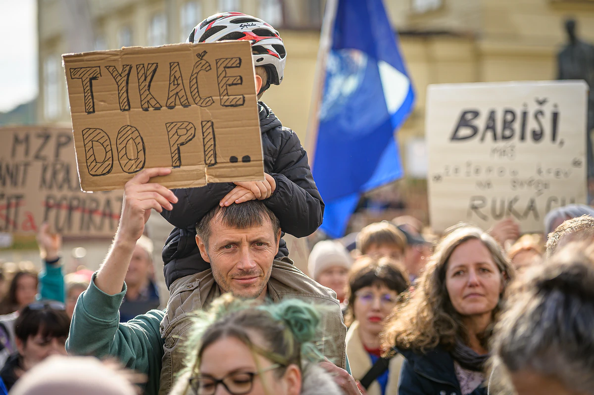 2025 10 19 MZP Macinka Hradcanske nam 2400px ZWL 1134