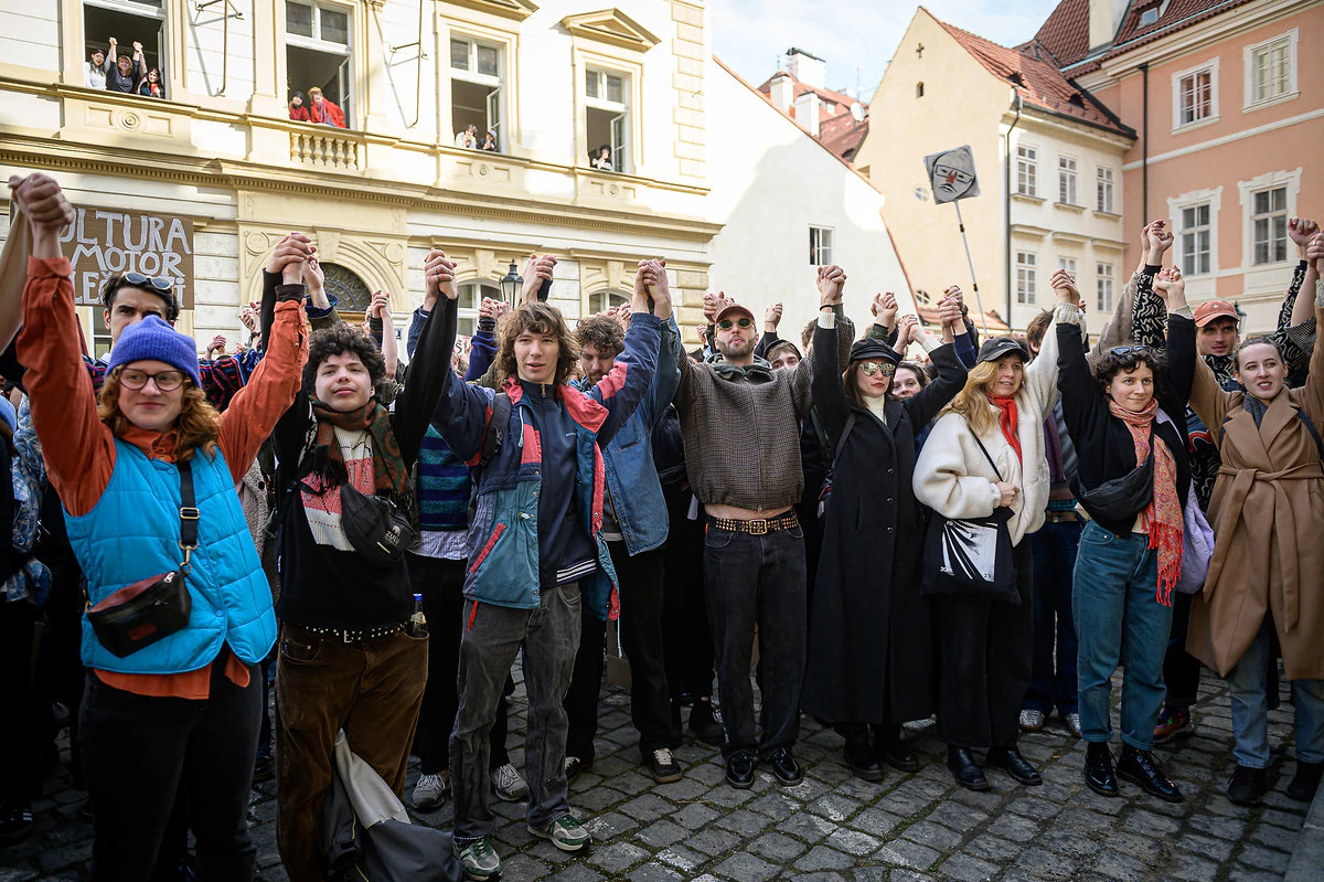 2026 03 11 demo Stojime za kulturou 2400px zewlakk 3182 e1773306537548