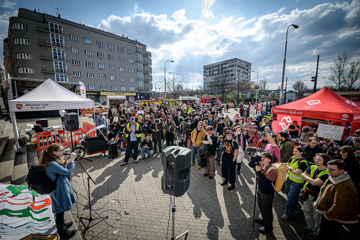 „Bedřiška přežije!“ znělo Prahou na solidární demonstraci a benefici za ostravskou osadu 1 2026 03 22 demo Bedriska Praha 2400px zewlakk 9172 e1774217660162