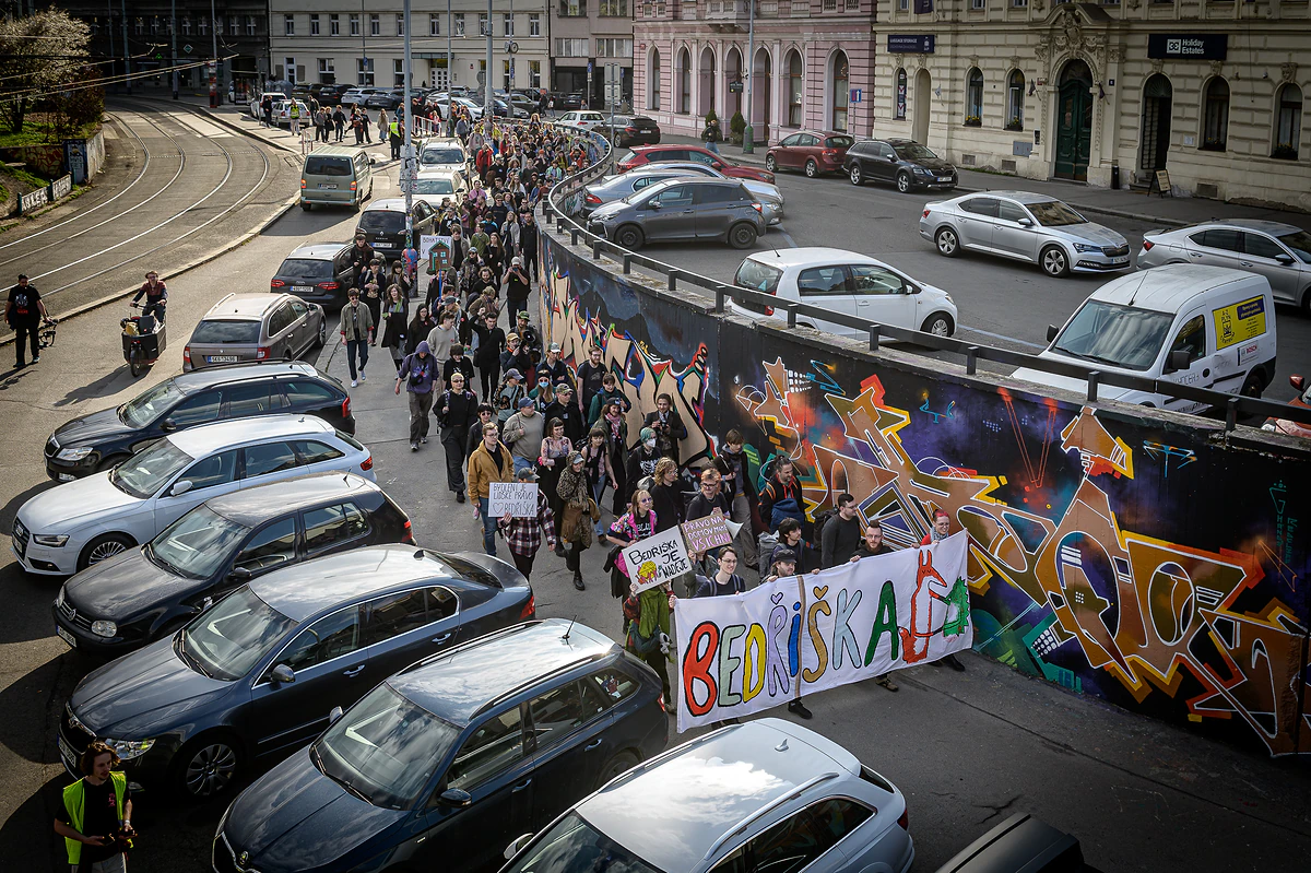„Bedřiška přežije!“ znělo Prahou na solidární demonstraci a benefici za ostravskou osadu 8 auta e1774217834994