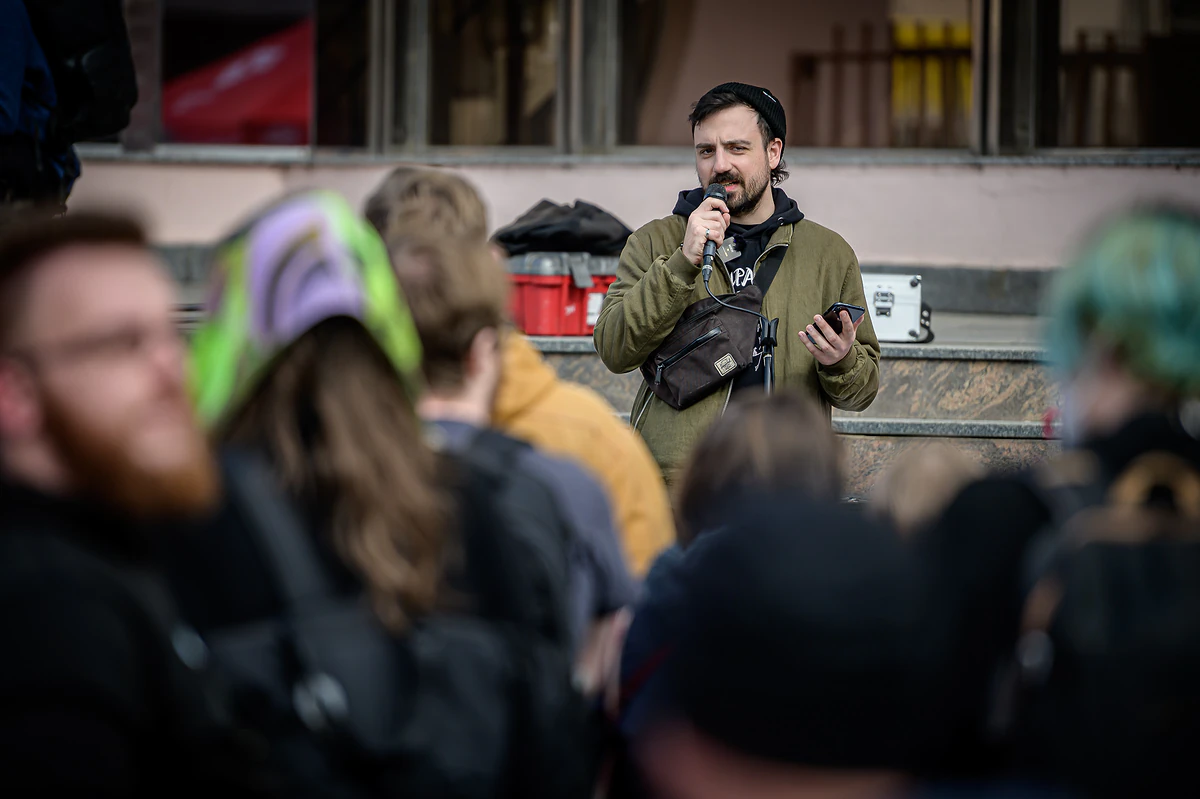 „Bedřiška přežije!“ znělo Prahou na solidární demonstraci a benefici za ostravskou osadu 5 boy e1774217755402