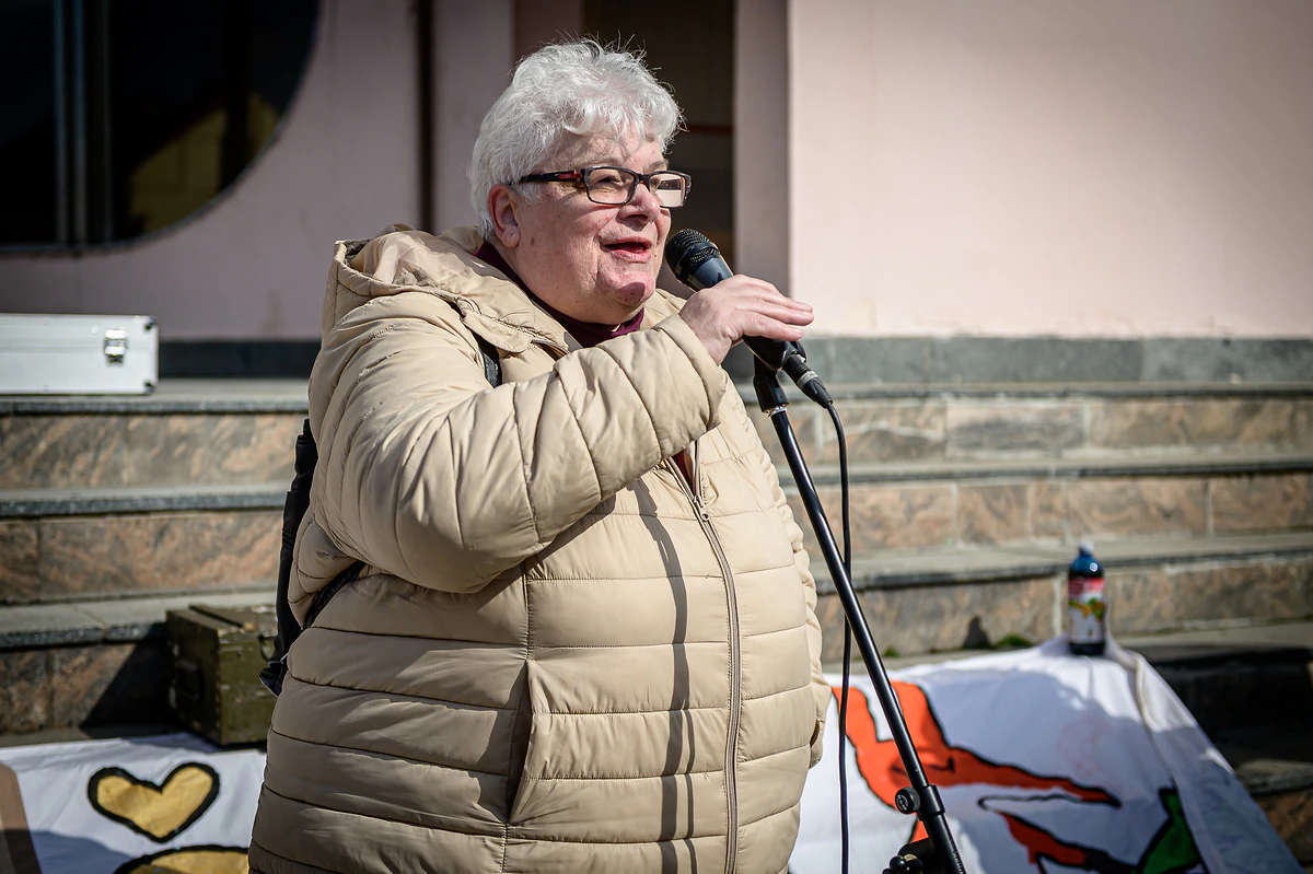 „Bedřiška přežije!“ znělo Prahou na solidární demonstraci a benefici za ostravskou osadu 2 evalehot e1774217681958