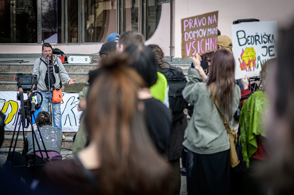 „Bedřiška přežije!“ znělo Prahou na solidární demonstraci a benefici za ostravskou osadu 4 katkalepsi e1774217734504