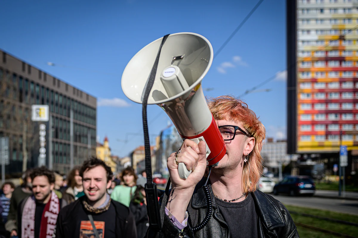 „Bedřiška přežije!“ znělo Prahou na solidární demonstraci a benefici za ostravskou osadu 7 megafon e1774217801762