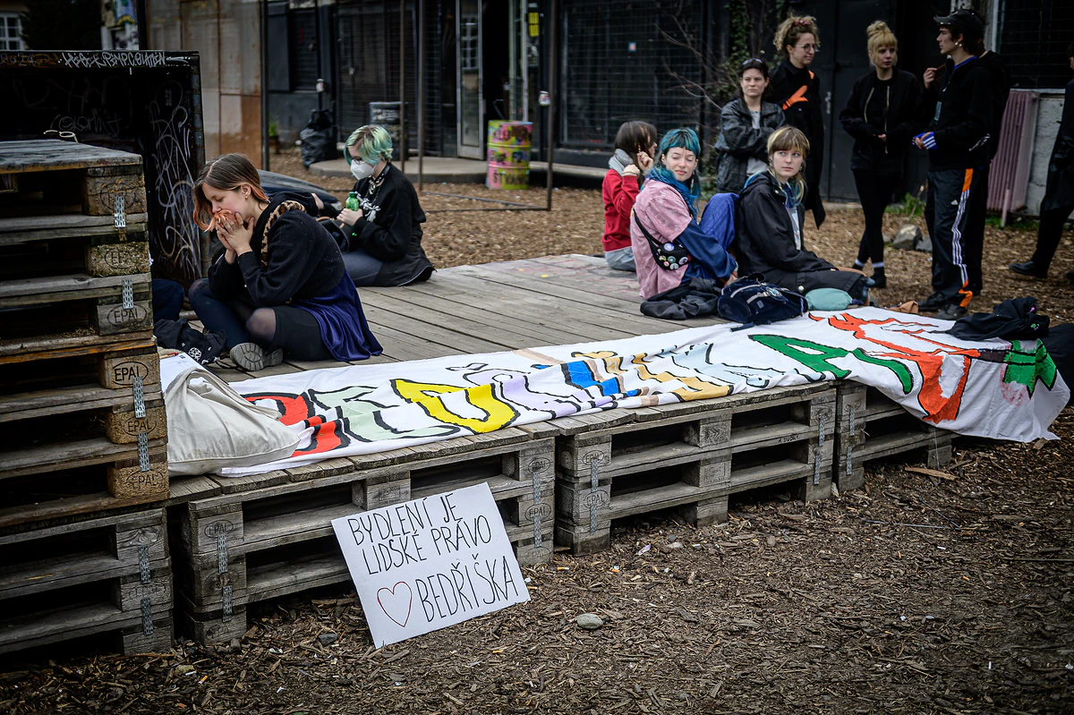 „Bedřiška přežije!“ znělo Prahou na solidární demonstraci a benefici za ostravskou osadu 11 modrovlasci e1774217925303