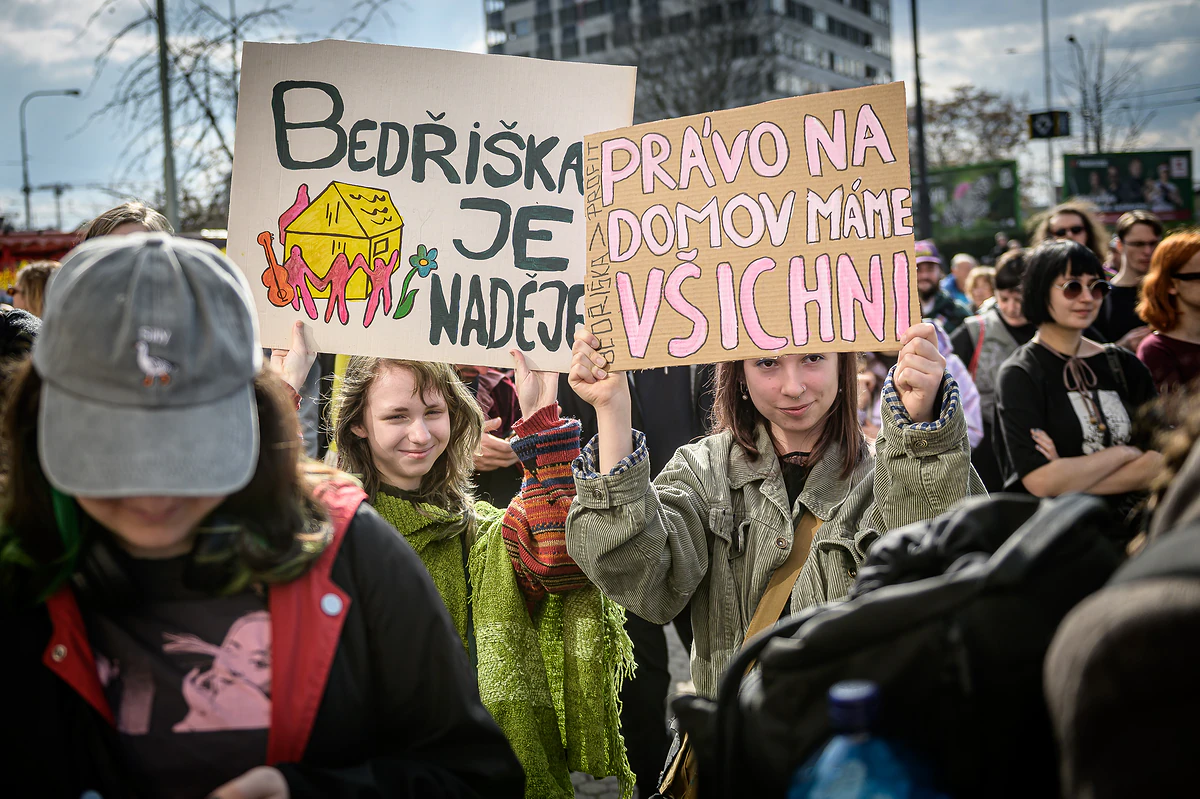 „Bedřiška přežije!“ znělo Prahou na solidární demonstraci a benefici za ostravskou osadu 3 nadeje vsichni e1774217701830