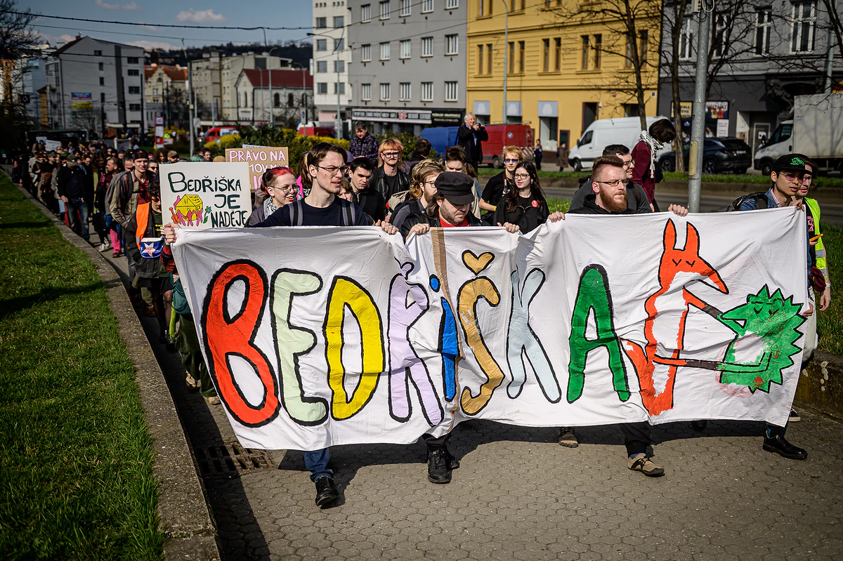 „Bedřiška přežije!“ znělo Prahou na solidární demonstraci a benefici za ostravskou osadu 6 transparent e1774217778785