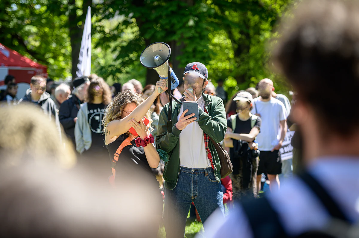 Prahou na 1. máje prošel průvod proti fašismu v parlamentu i v ulicích. Napadli jej neonacisté 2 2026 05 01 ackarsky 1 maj ALARM 1920px 7743 e1777651562803