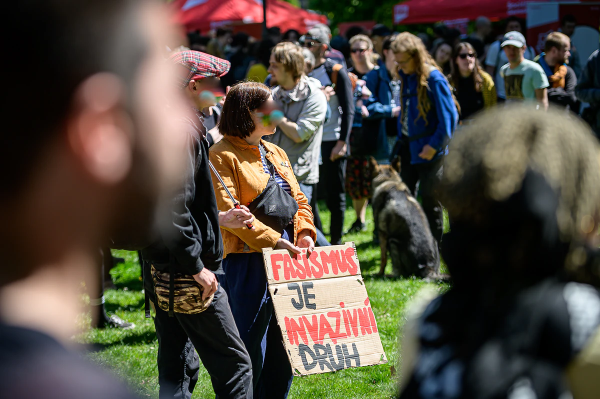 Prahou na 1. máje prošel průvod proti fašismu v parlamentu i v ulicích. Napadli jej neonacisté 3 2026 05 01 ackarsky 1 maj ALARM 1920px 7744 e1777651595788