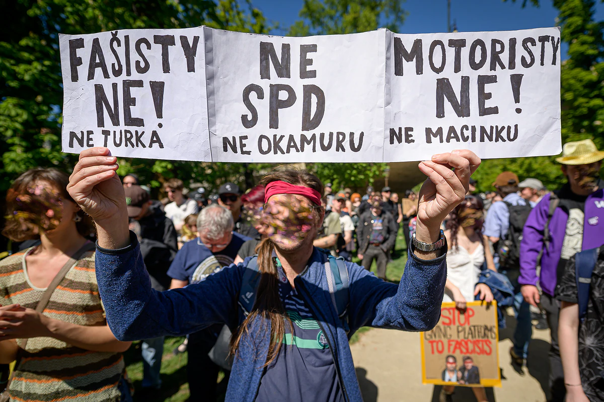 Prahou na 1. máje prošel průvod proti fašismu v parlamentu i v ulicích. Napadli jej neonacisté 4 2026 05 01 ackarsky 1 maj ALARM 1920px 7746 e1777651622874