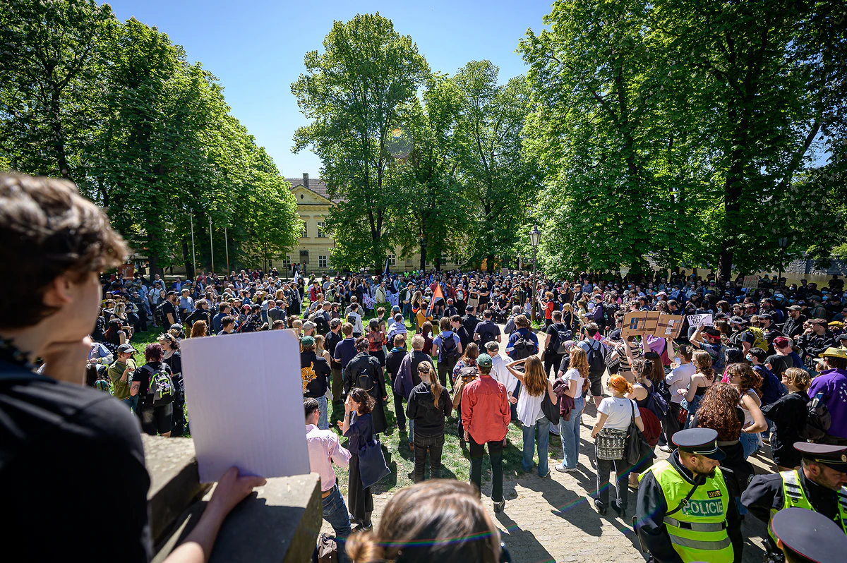 Prahou na 1. máje prošel průvod proti fašismu v parlamentu i v ulicích. Napadli jej neonacisté 5 2026 05 01 ackarsky 1 maj ALARM 1920px 7752 e1777651664135
