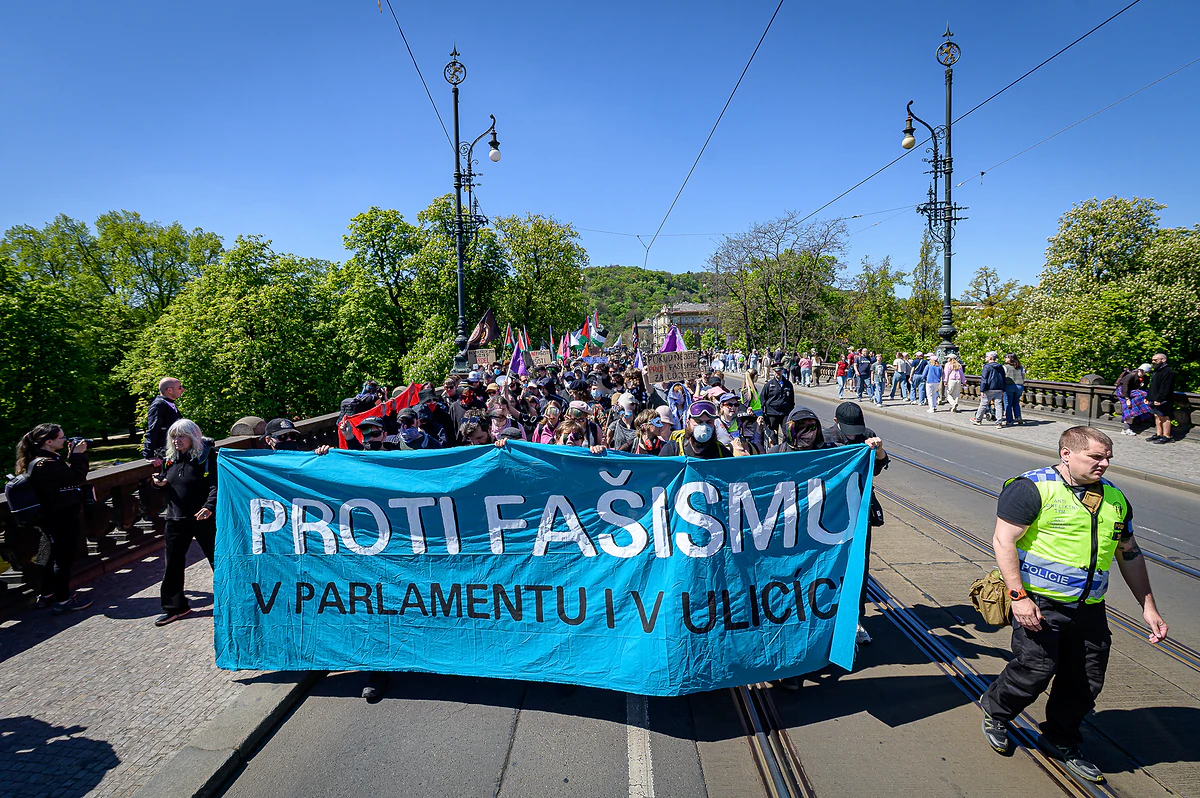 Prahou na 1. máje prošel průvod proti fašismu v parlamentu i v ulicích. Napadli jej neonacisté 7 2026 05 01 ackarsky 1 maj ALARM 1920px 7816 e1777651744459