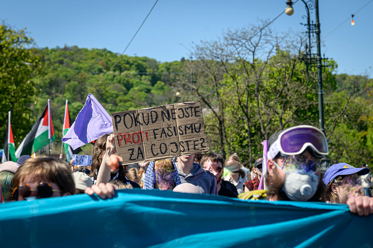 Prahou na 1. máje prošel průvod proti fašismu v parlamentu i v ulicích. Napadli jej neonacisté 8 2026 05 01 ackarsky 1 maj ALARM 1920px 7823 e1777651789631