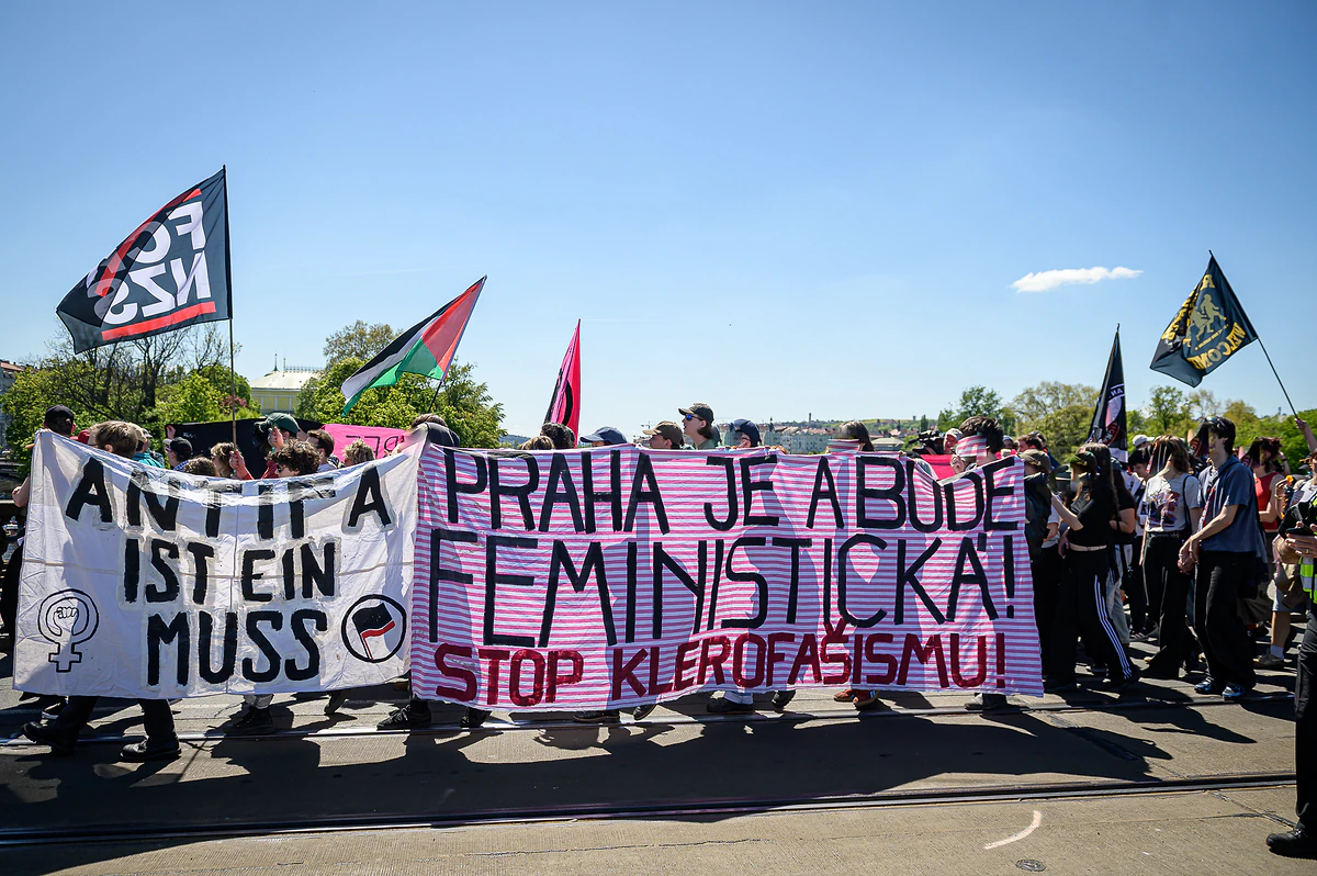 Prahou na 1. máje prošel průvod proti fašismu v parlamentu i v ulicích. Napadli jej neonacisté 9 2026 05 01 ackarsky 1 maj ALARM 1920px 7858 1 e1777651816855