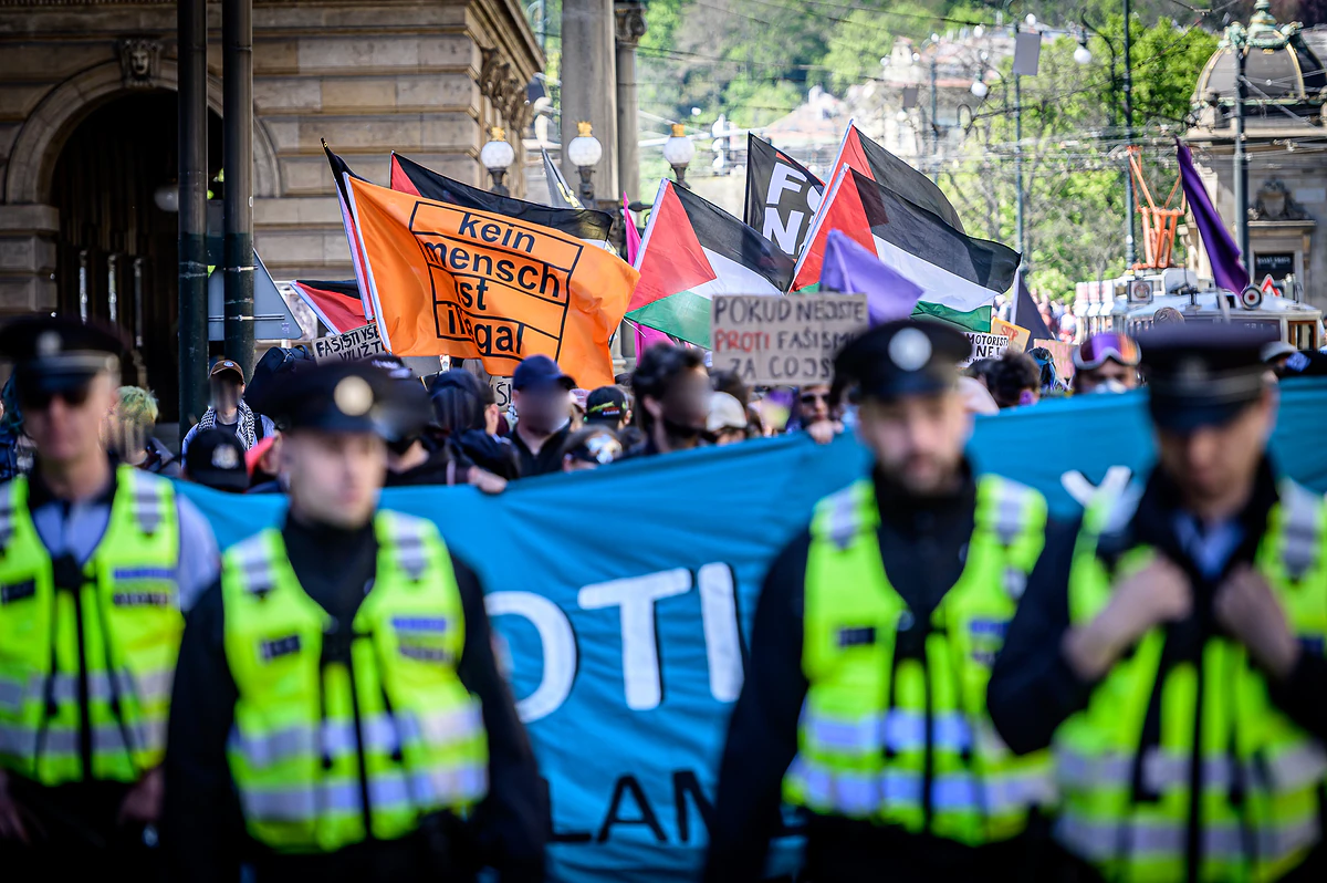 Prahou na 1. máje prošel průvod proti fašismu v parlamentu i v ulicích. Napadli jej neonacisté 10 2026 05 01 ackarsky 1 maj ALARM 1920px 7869 1 e1777651848955