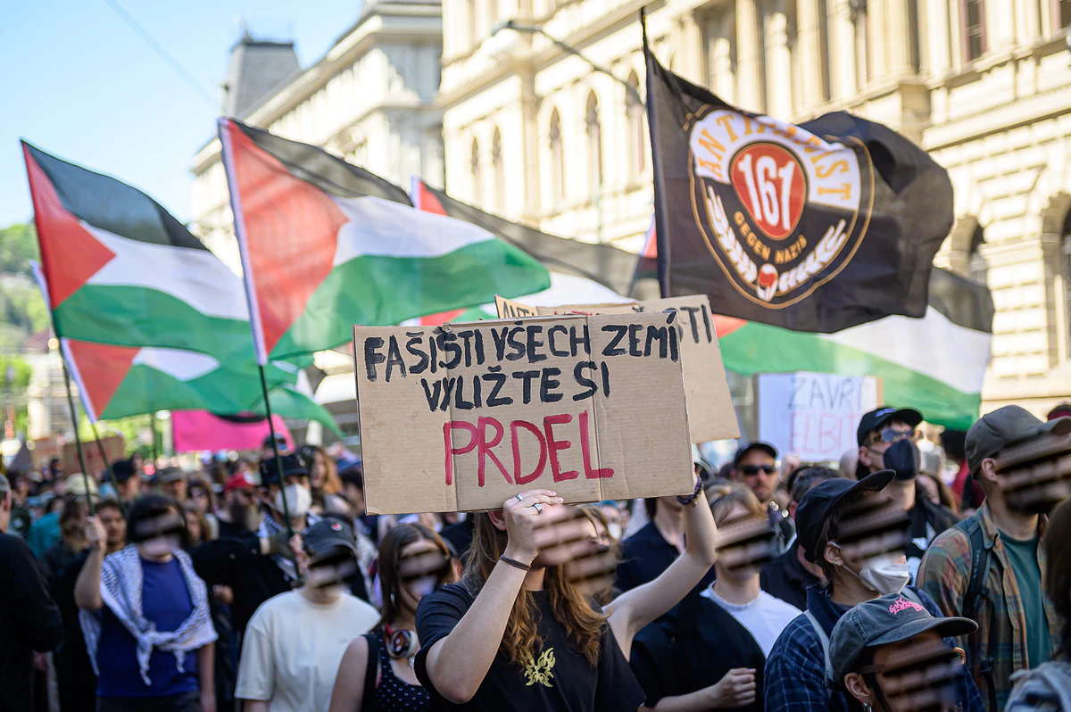 Prahou na 1. máje prošel průvod proti fašismu v parlamentu i v ulicích. Napadli jej neonacisté 11 2026 05 01 ackarsky 1 maj ALARM 1920px 7881 e1777651883176