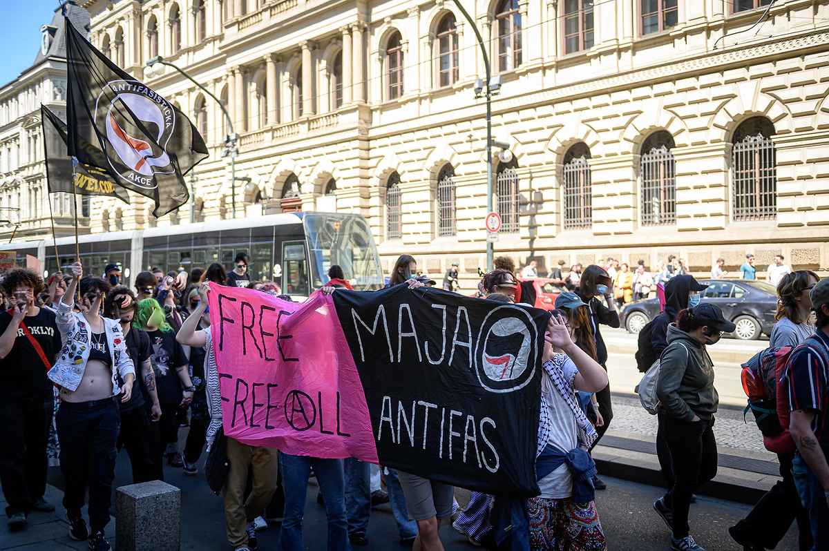 Prahou na 1. máje prošel průvod proti fašismu v parlamentu i v ulicích. Napadli jej neonacisté 12 2026 05 01 ackarsky 1 maj ALARM 1920px 7888 e1777651909872