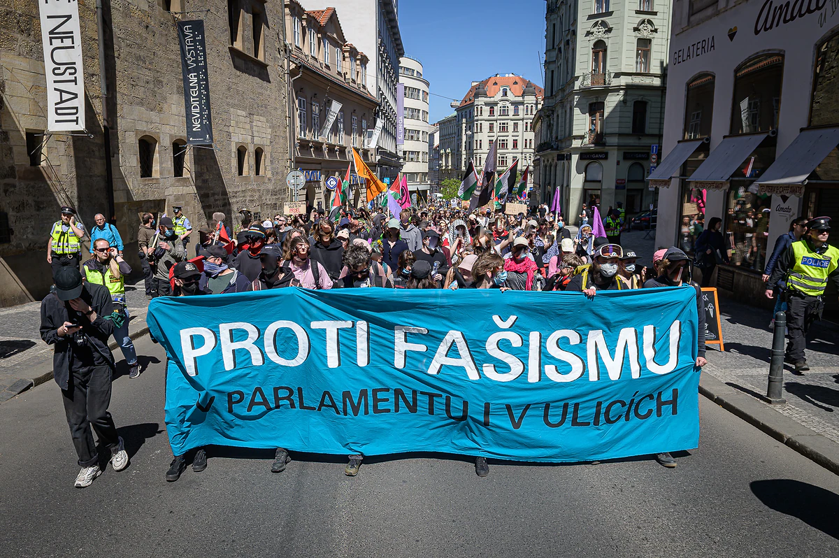 Prahou na 1. máje prošel průvod proti fašismu v parlamentu i v ulicích. Napadli jej neonacisté 14 2026 05 01 ackarsky 1 maj ALARM 1920px 7970 e1777651988832