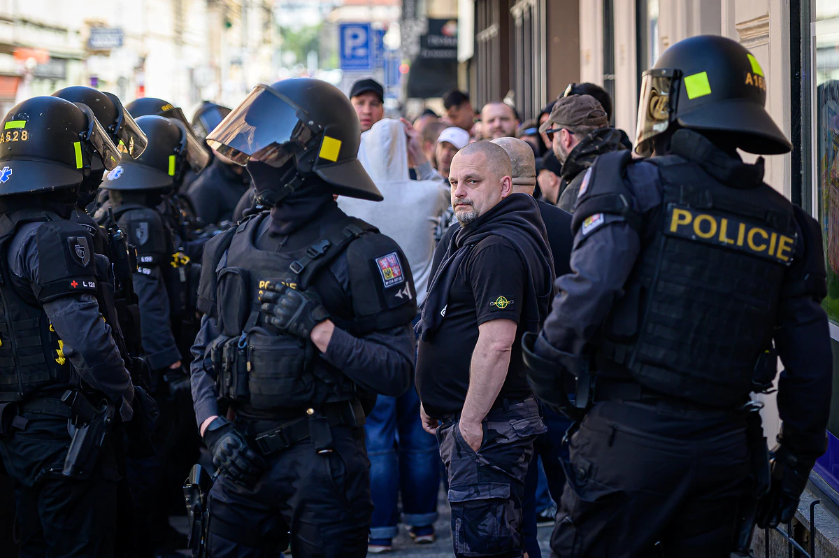 Prahou na 1. máje prošel průvod proti fašismu v parlamentu i v ulicích. Napadli jej neonacisté 15 2026 05 01 ackarsky 1 maj ALARM 1920px 8048 e1777652019302