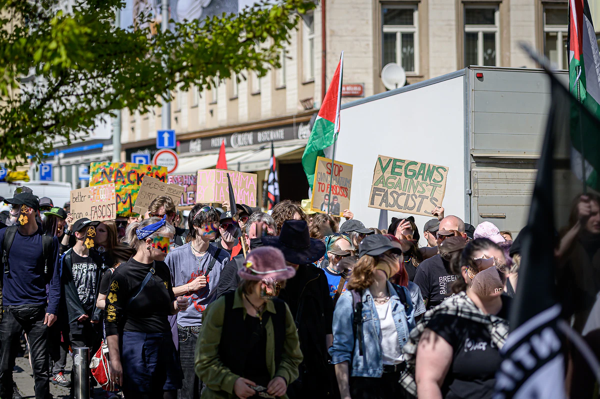Prahou na 1. máje prošel průvod proti fašismu v parlamentu i v ulicích. Napadli jej neonacisté 16 2026 05 01 ackarsky 1 maj ALARM 1920px 8128 1 e1777652051473