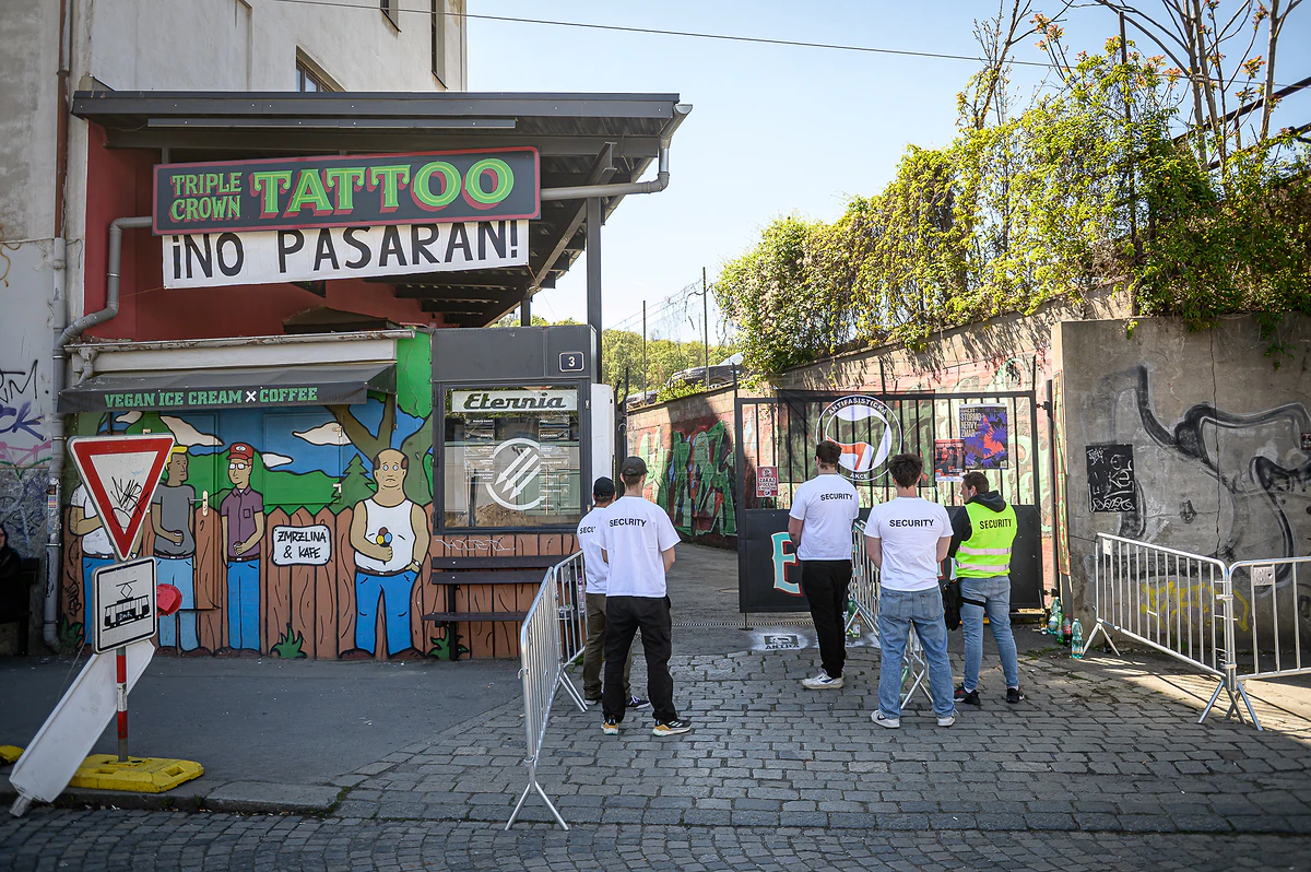 Prahou na 1. máje prošel průvod proti fašismu v parlamentu i v ulicích. Napadli jej neonacisté 17 2026 05 01 ackarsky 1 maj ALARM 1920px 8163 e1777652093159