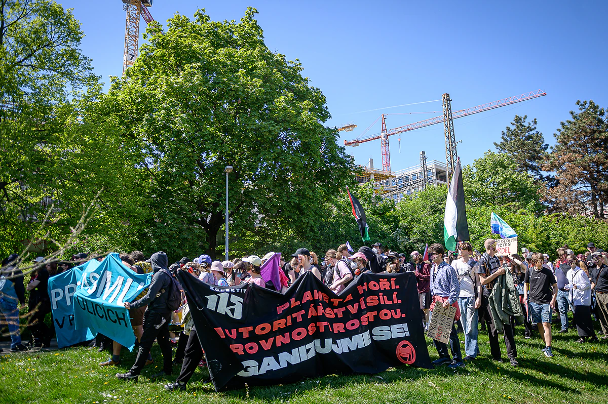 Prahou na 1. máje prošel průvod proti fašismu v parlamentu i v ulicích. Napadli jej neonacisté 19 2026 05 01 ackarsky 1 maj ALARM 1920px 8180 e1777652163554