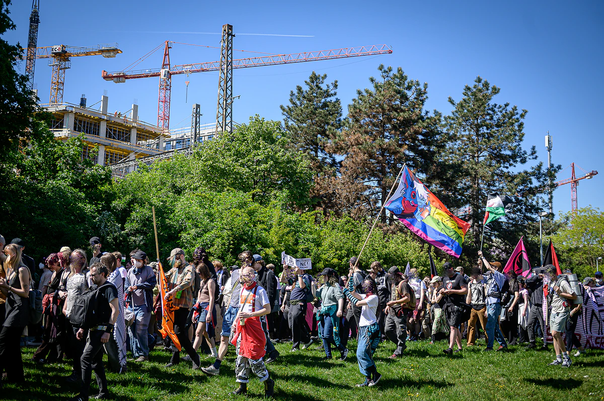 Prahou na 1. máje prošel průvod proti fašismu v parlamentu i v ulicích. Napadli jej neonacisté 20 2026 05 01 ackarsky 1 maj ALARM 1920px 8183 e1777652195355
