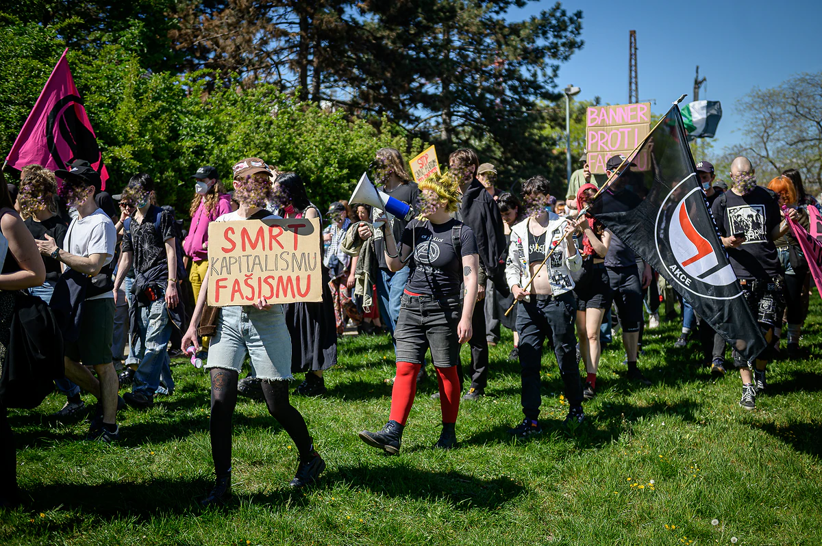 Prahou na 1. máje prošel průvod proti fašismu v parlamentu i v ulicích. Napadli jej neonacisté 21 2026 05 01 ackarsky 1 maj ALARM 1920px 8187 e1777652222776