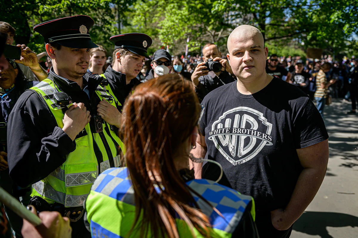 Prahou na 1. máje prošel průvod proti fašismu v parlamentu i v ulicích. Napadli jej neonacisté 23 2026 05 01 ackarsky 1 maj ALARM 1920px 8228 e1777652281201