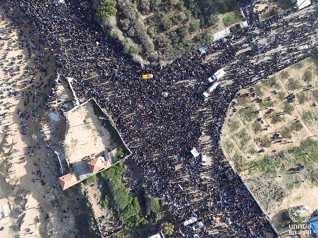 An aerial photo of displaced Palestinians waiting in northern Nuseirat to return to their homes in Gaza